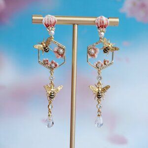 Cute 18k gold plated bee earrings  BILL SKINNER